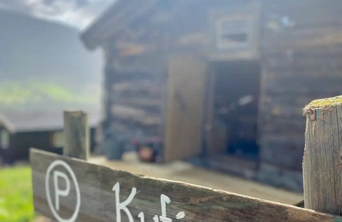 Skjaak House | Kufjøset - Renovert barn from 1830