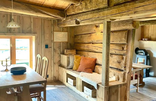 Skjaak House | Kufjøset - Renovert barn from 1830