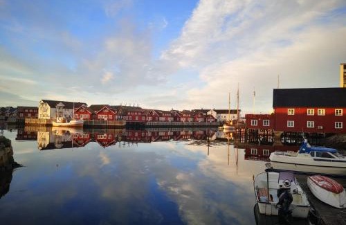 Svolvaer House | Kule gule huset