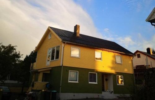 Svolvaer House | Kule gule huset