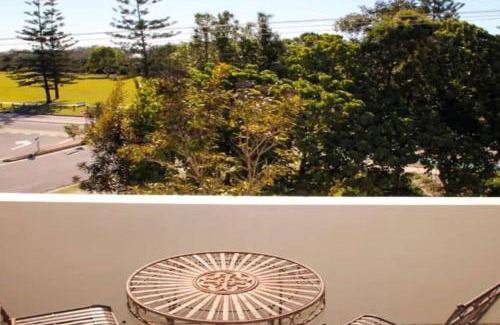Mermaid Beach Apartment | Kundu Lodge - Hosted by Burleigh Letting