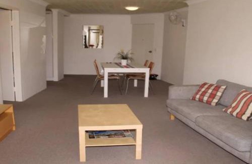 Mermaid Beach Apartment | Kundu Lodge - Hosted by Burleigh Letting
