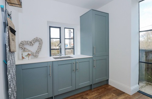 Stamford Cottage | KYLEMORE RAILWAY COTTAGE, pet friendly, with open fire in Stamford