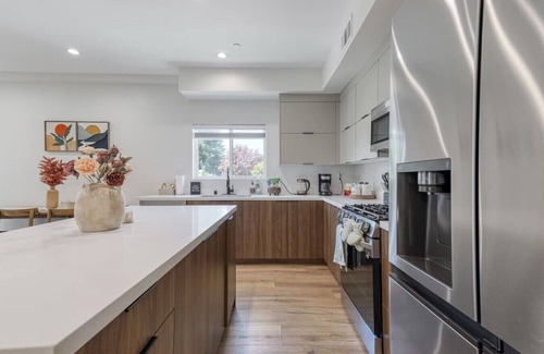 Sherman Oaks Apartment | L.A Haven Spacious Townhome