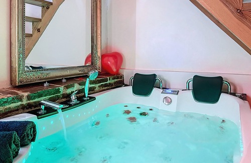 Belberaud Apartment | L'Antre vue - jacuzzi at the château