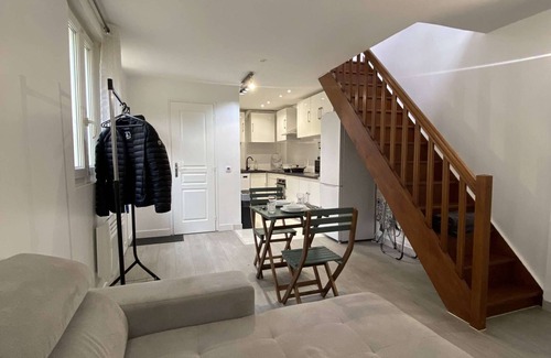 Saint-Brice-sous-Foret Apartment | L'appartement dispose d'un lit, d'un canapé-lit et d'une cuisine avec un réfrigérateur