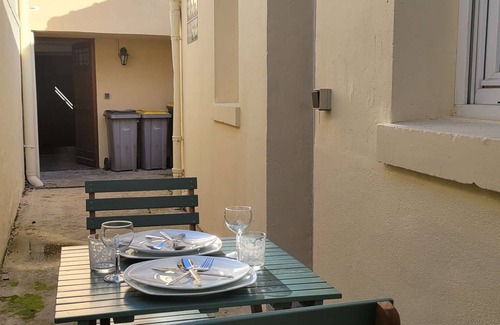 Saint-Brice-sous-Foret Apartment | L'appartement dispose d'un lit, d'un canapé-lit et d'une cuisine avec un réfrigérateur