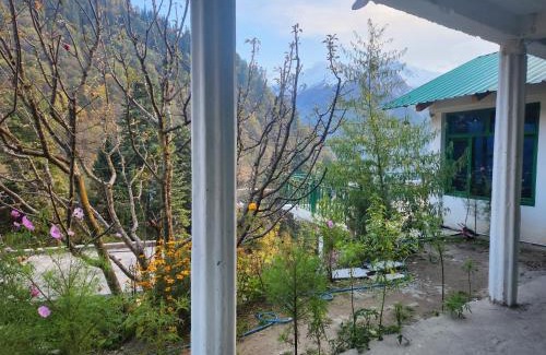 Tosh Hotel | L'Ashrum Cafe & Inn