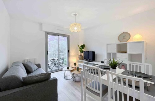 Alphonse Guerin Apartment | L'escapade - Centre Ville - Parking - Balcon