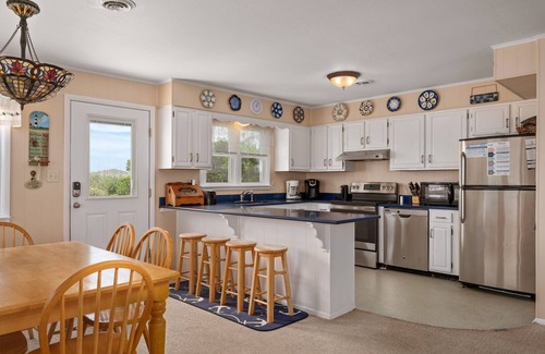 South Nags Head House | L'il Seabreeze-Oceanfront, ocean views, awesome sunrises, steps to the beach!