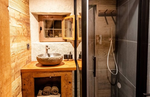 Saint-Gervais-les-Bains Ski Chalet | L'Intime" small mountain chalet