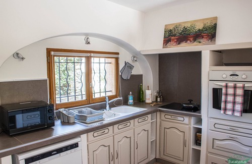 Preconil Apartment | L'Olivier, single-storey mazet, beautiful outdoor space and pergolas.