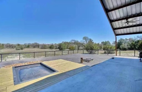 Ledbetter House | L Star Ranch Modern Barndominium - 15 minutes from Round Top!