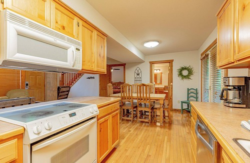 Branson West Cabin | L004, 4Br, 4Ba Refreshing Roark Creek Cabin