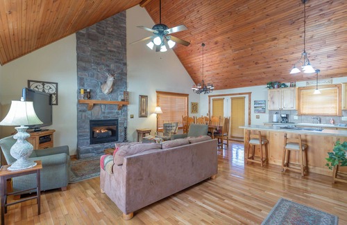 Reeds Spring Cabin | L060, 2 Br Roark Creek Cabin End Unit