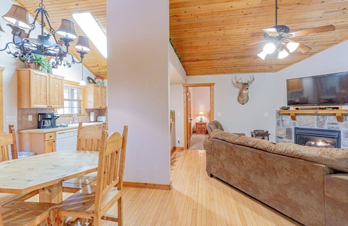 Reeds Spring House | L092, 2-Bedroom Near Lake "Great Catch Cabin