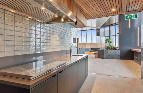 Brisbane Central Business District Apartment | L19 Spacious Apt, Wi-Fi, Parking