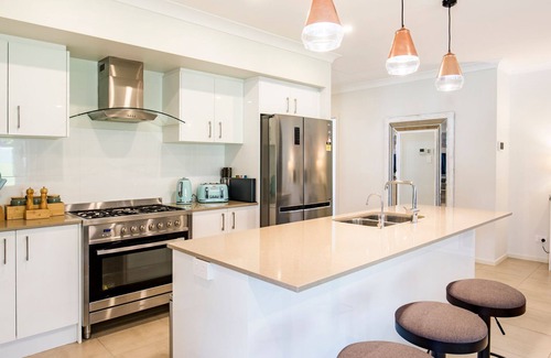 Sanctuary Point House | La Belle Vie - 1 Min Walk to Basin Walking Track