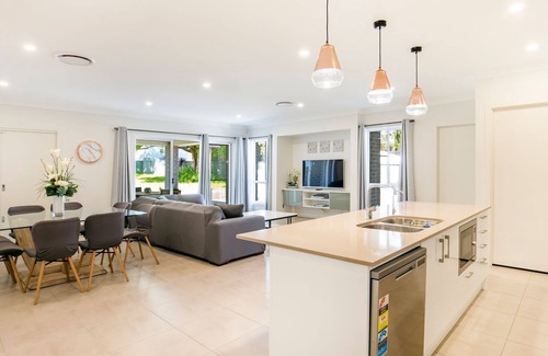 Sanctuary Point House | La Belle Vie - 1 Min Walk to Basin Walking Track