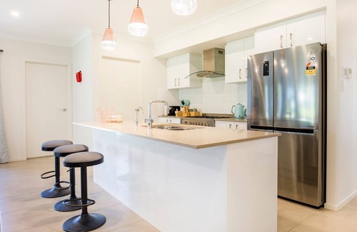 Sanctuary Point House | La Belle Vie - 1 Min Walk to Basin Walking Track