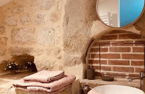 Belveze Bed & Breakfast | La Cabane, charming and unusual, swimming pool, for lovers of peace and nature