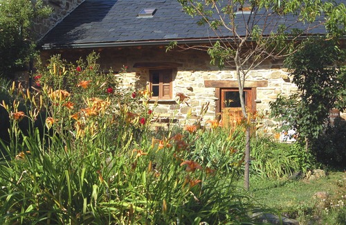 Villar de las Traviesas Cottage | La Caricia - Cozy country house with large garden in a quiet natural setting