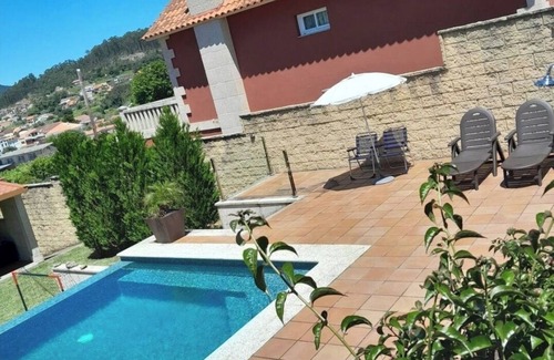 Poio House | La Casa de las Ranas: Garden, swimming pool and barbecue.