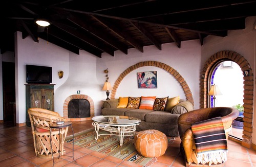 Las Gaviotas House | La Casa Flores - Las Gaviotas Mexican style casa.