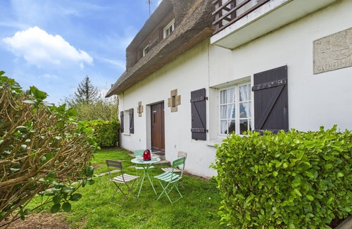 Guilvinec Ski Chalet | La Corvette – Thatched Cottage with Garden for 4
