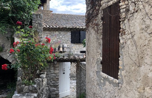 Crestet House | "La Demeure" Mas au Cœur du Village de Crestet Avec Piscine Privée