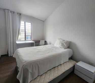 Granada House | La divina trinidad - Galeria Wellness Hostal