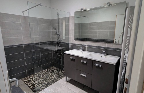 Grezan House | La Maison du Soleil & du Calme: Walking distance to the city center, private parking in Nîmes!