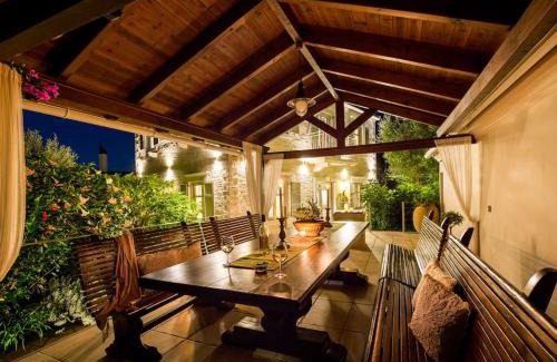 Mpogdanatika Villa | La Maison