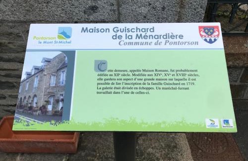 Pontorson Villa | La Maison Guischard de la Ménardière dite La Maison Romane gîte