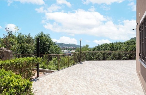 Salerno Apartment | La Maison Chic about 5 km from Salerno has 3 cozy rooms