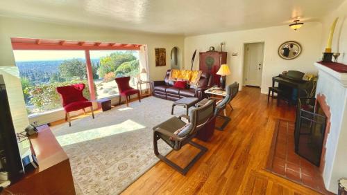 Whittier House | La'Oasis with views, 2000 sqft house, large yard