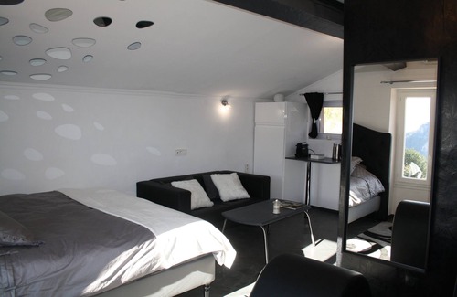 Toulon Bed & Breakfast | La parenthèse amoureuse: bed and breakfast between sea and mountains jacuzzi, tantra