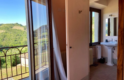 Corbara Villa | La Pietra farmhouse, private swimming pool, accommodates 6 guests