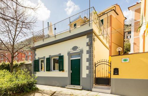 Cadimare House | La Posta Di Cadimare - Chill in the Mezzanine Bedroom at a Former Post Office