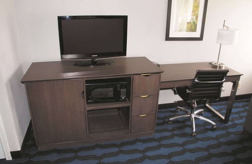 Hazelwood Hotel | La Quinta Inn by Wyndham St. Louis Hazelwood - Airport North