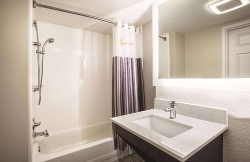 Clearwater Hotel | La Quinta Inn & Suites by Wyndham Clearwater South