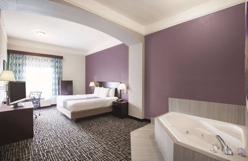 South Arlington Hotel | La Quinta Inn & Suites by Wyndham Mansfield TX