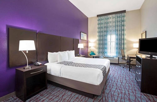 Pasadena Hotel | La Quinta Inn & Suites by Wyndham Pasadena North