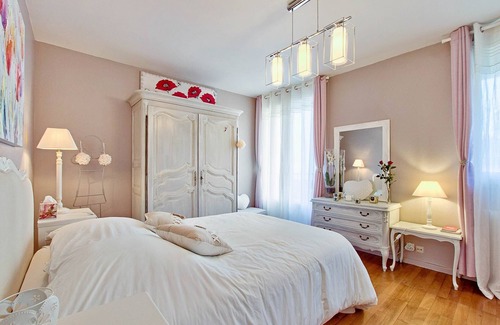 Les Poulettes Apartment | “La Romance”: voluptuous and cozy! - Air conditioning and free/secure parking!