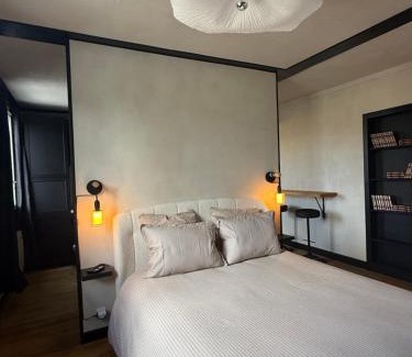 Saint-Lo Apartment | La Suite élégante