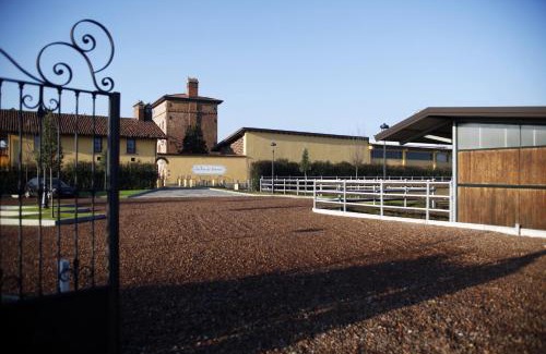 Lumellogno Hotel | La Torre Dei Canonici