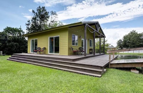 Breaux Bridge House | La Tortue, 1 bedroom pond-front cottage in walking distance of all things Cajun