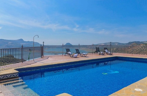 Iznajar Villa | La Villa del Lago Iznájar by Ruralidays