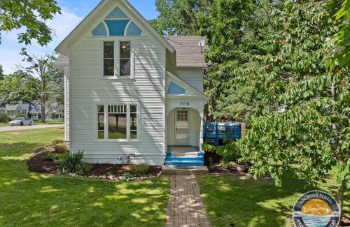 Williams Bay House | Labelle Blue Haven Relaxing Williams Bay Getaway