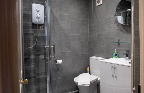 Wylam House | LABURNUM HOUSE & BISTRO EN GLAZE